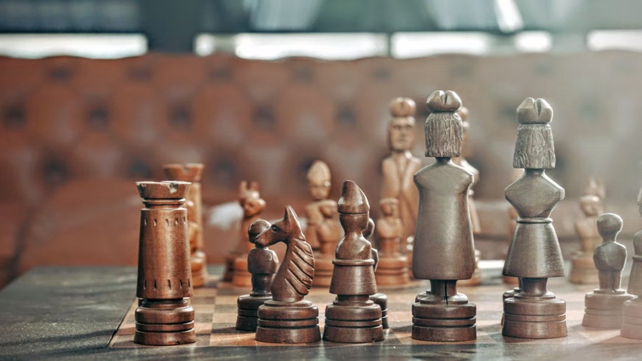 Wooden chess piece set